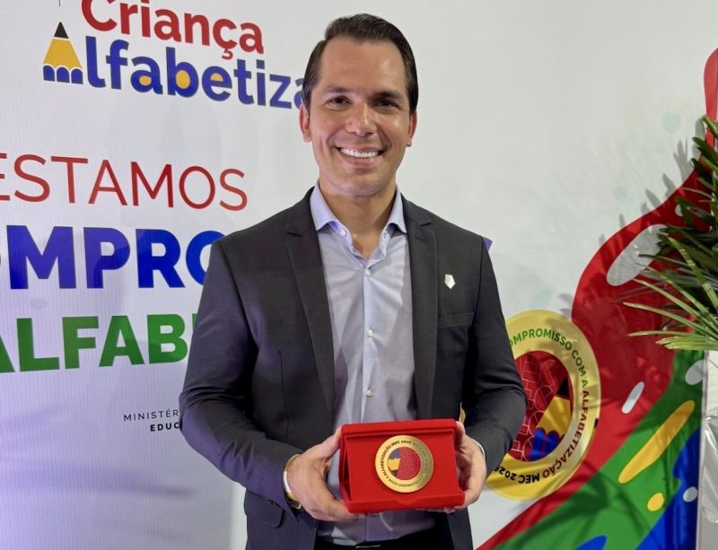 Gestão Cláudio Ferreira recebe Selo de Ouro de Alfabetização do MEC em Brasília