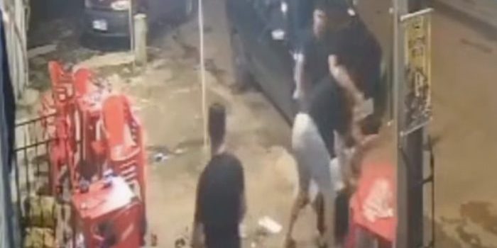 Homem é assassinado com 15 facadas na frente da família durante briga de bar; assista
