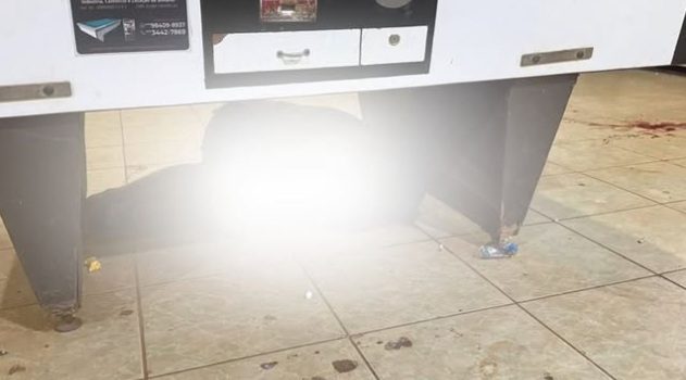 Homem é assassinado com tiro na cabeça dentro de bar em MT; imagem forte
