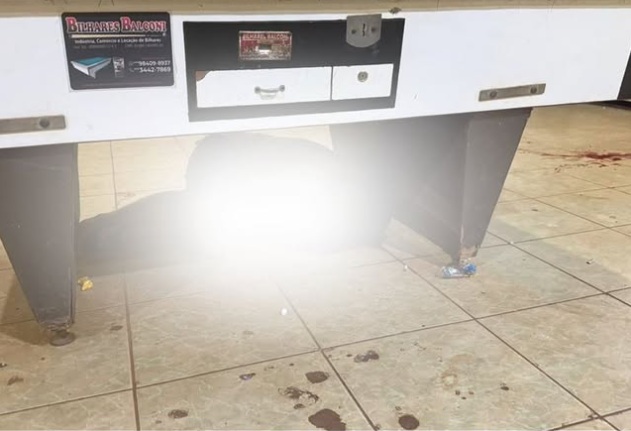 Homem é assassinado com tiro na cabeça dentro de bar em MT; imagem forte