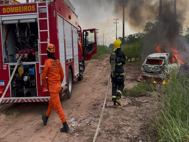 Homem surta e ateia fogo no próprio carro após cansar de mandá-lo para oficina em MT; vídeo
