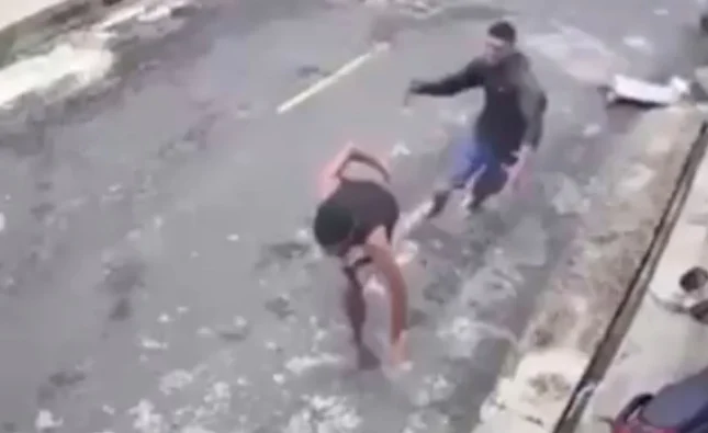 Jovem esfaqueia atual da ex até a morte na frente das câmeras; vídeo choca