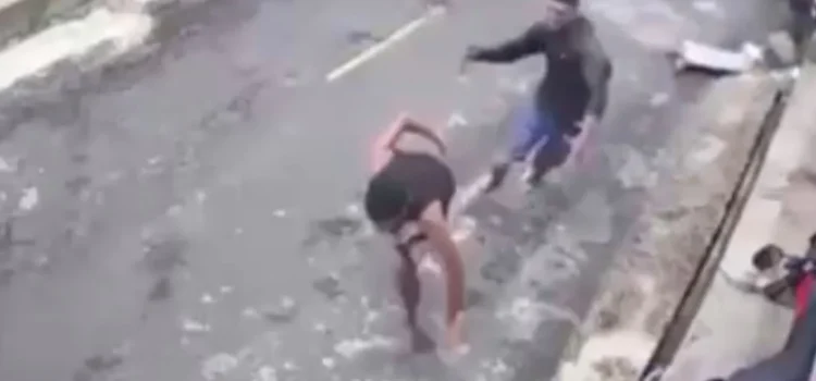 Jovem esfaqueia atual da ex até a morte na frente das câmeras; vídeo choca