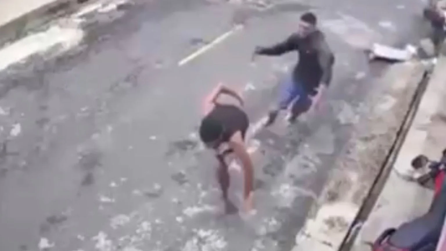 Jovem esfaqueia atual da ex até a morte na frente das câmeras; vídeo choca