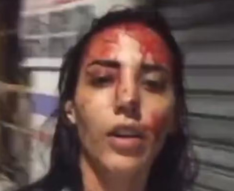 Jovem esfaqueia o ex por sofrer agressões e grava vídeo banhada em sangue: ‘Tô indo presa, feliz’