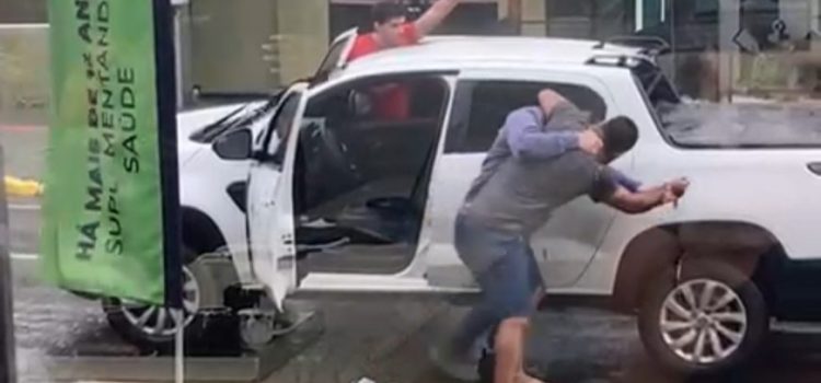 Justiça solta homem que colidiu carro para esfaquear atual da ex em Rondonópolis; vídeo mostra o ataque
