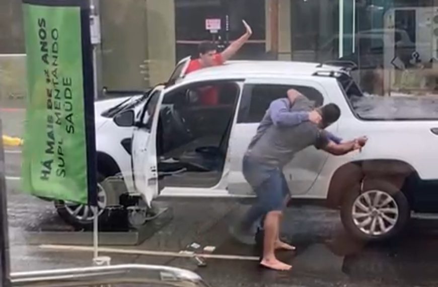 Justiça solta homem que colidiu carro para esfaquear atual da ex em Rondonópolis; vídeo mostra o ataque
