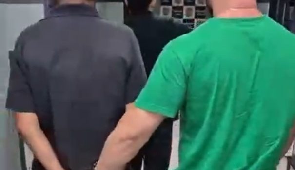 Lunático enforca esposa com barra de ferro, ameaça matá-la com facas e é preso em Rondonópolis; vídeo