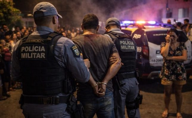 Lunático espanca a ex e ameaça ‘passar’ a família inteira em Rondonópolis; PM usa gás pra acabar com tumulto