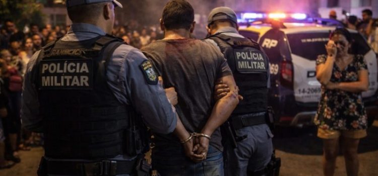 Lunático espanca a ex e ameaça ‘passar’ a família inteira em Rondonópolis; PM usa gás pra acabar com tumulto