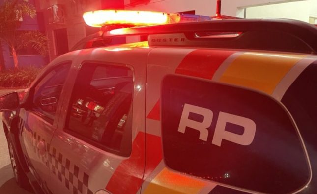 ‘Machão’ espanca companheira com capacete mas fica mansinho com a chegada da PM em Rondonópolis