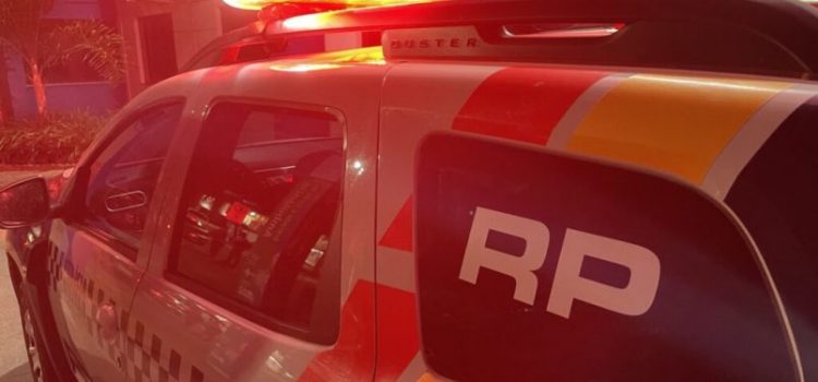 ‘Machão’ espanca companheira com capacete mas fica mansinho com a chegada da PM em Rondonópolis