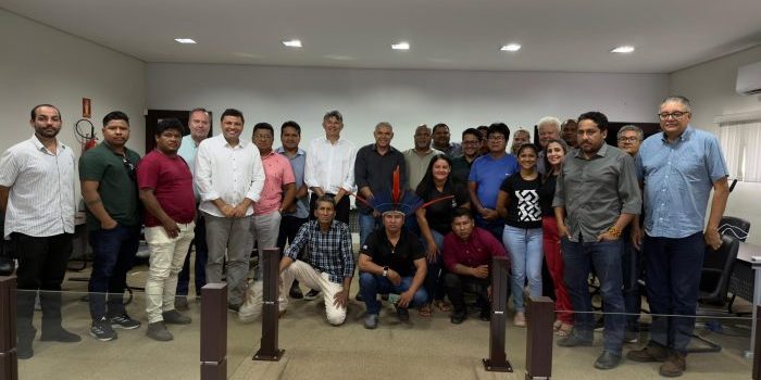 Medeiros reúne indígenas da Ilha do Bananal para discutir mobilidade entre aldeias no Araguaia