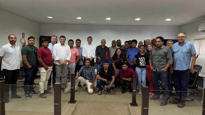 Medeiros reúne indígenas da Ilha do Bananal para discutir mobilidade entre aldeias no Araguaia