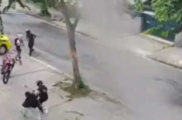 Motociclista leva cinco tiros durante assalto e sobrevive após bala atravessar capacete; vídeo