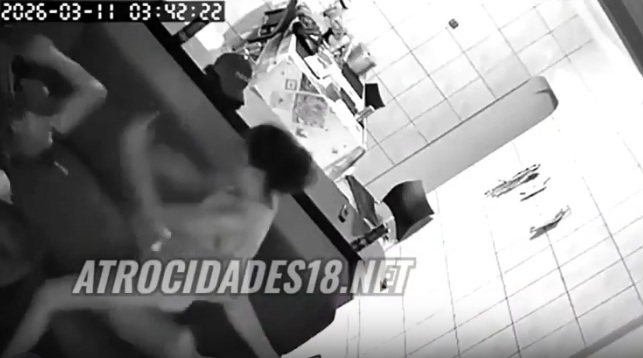 Mulher esfaqueia homem no peito durante relação sexual após ele recusar a comprar droga; assista