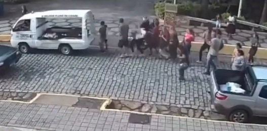 Mulher leva tiros à queima-roupa durante velório da própria mãe; vídeo mostra tudo