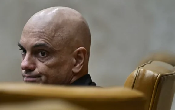 Peritos contradizem versão de Moraes sobre diálogo com Vorcaro