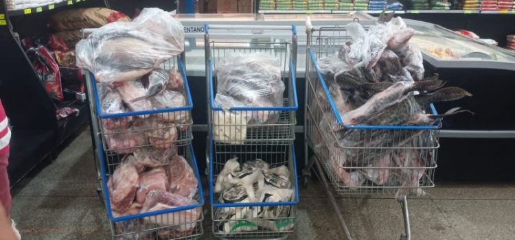 Procon apreende 170 quilos de carne podre e com moscas em supermercado em Rondonópolis