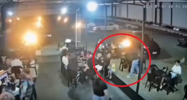 Vídeo mostra homem sendo assassinado com tiros à queima roupa na frente filho pequeno em lanchonete
