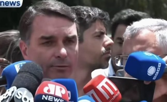 ‘Estão brincando com a vida do meu pai’, diz Flávio após Bolsonaro ser internado