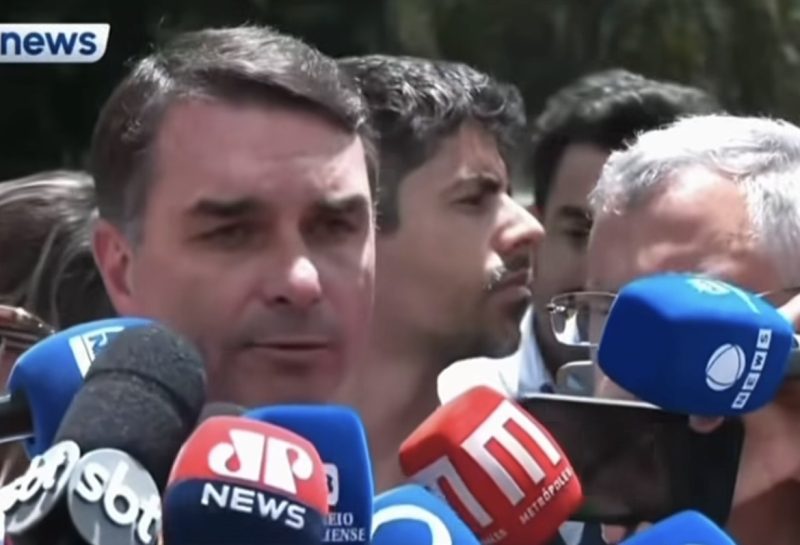 ‘Estão brincando com a vida do meu pai’, diz Flávio após Bolsonaro ser internado