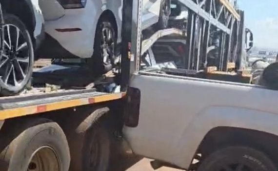 Briga na BR-163 termina com caminhão-cegonha arrastando caminhonete em Rondonópolis; vídeo