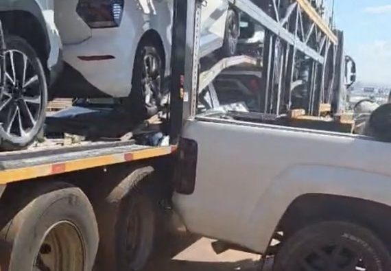 Briga na BR-163 termina com caminhão-cegonha arrastando caminhonete em Rondonópolis; vídeo