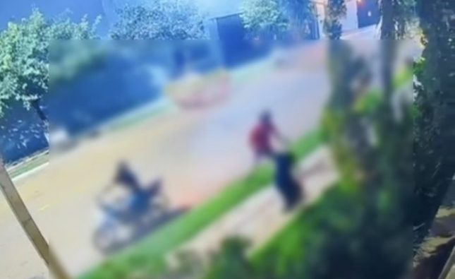 Câmera flagra bandido derrubando mulher e roubando celular em área nobre de Rondonópolis