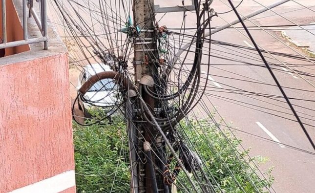 Caos nos postes: Prefeitura de Rondonópolis denuncia Energisa por fios soltos e serviço que revolta consumidores