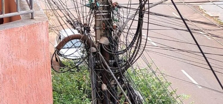 Caos nos postes: Prefeitura de Rondonópolis denuncia Energisa por fios soltos e serviço que revolta consumidores