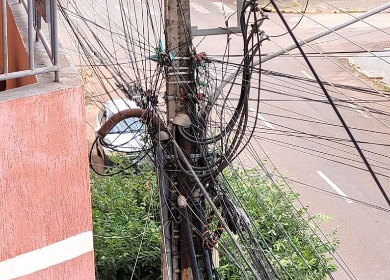Caos nos postes: Prefeitura de Rondonópolis denuncia Energisa por fios soltos e serviço que revolta consumidores