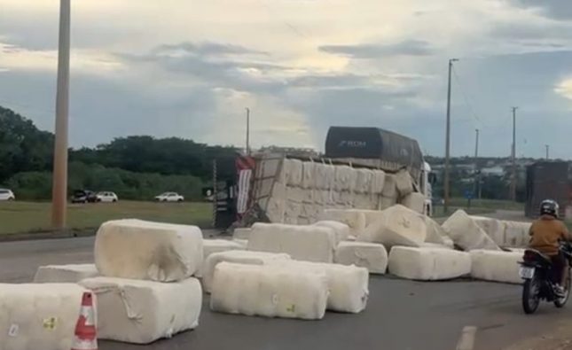 Carreta tomba, espalha algodão e trava BR-163 em Rondonópolis nesta segunda-feira (27); vídeo
