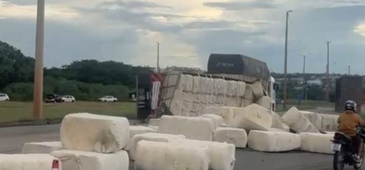 Carreta tomba, espalha algodão e trava BR-163 em Rondonópolis nesta segunda-feira (27); vídeo