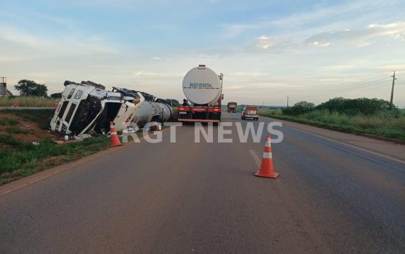 Condutor é resgatado após caminhão tombar e ele ficar preso às ferragens em Rondonópolis; imagens