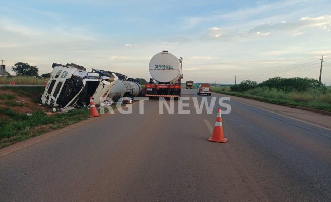 Condutor é resgatado após caminhão tombar e ele ficar preso às ferragens em Rondonópolis; imagens