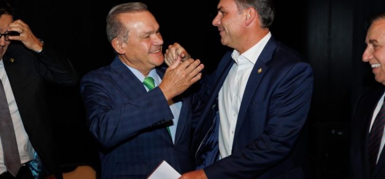 Flávio Bolsonaro e Wellington Fagundes embarcam juntos para agenda em Sinop