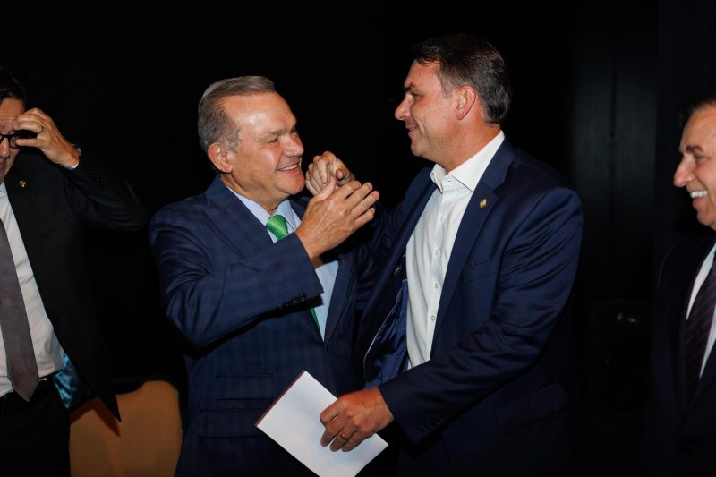 Flávio Bolsonaro e Wellington Fagundes embarcam juntos para agenda em Sinop