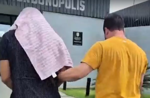 Homem é preso após invadir trabalho da ex e tentar matá-la esfaqueada em Rondonópolis; vídeo mostra prisão