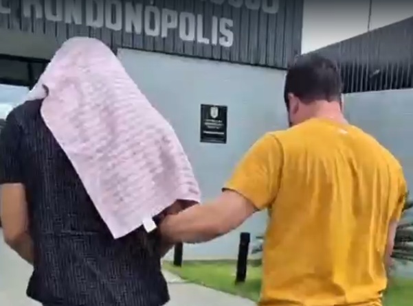 Homem é preso após invadir trabalho da ex e tentar matá-la esfaqueada em Rondonópolis; vídeo mostra prisão