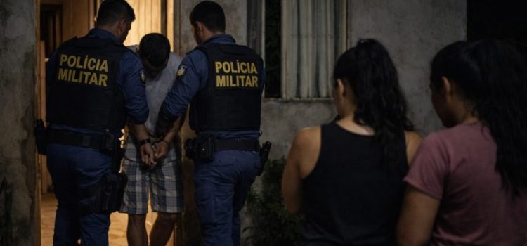 Homem ‘surta na cachaça’ e espanca família dentro de casa em Rondonópolis