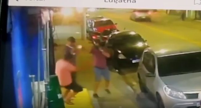 Homens são executados após discussão fútil por cerveja quente em bar; vídeo mostra o crime