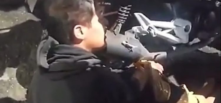 Jovem acaba castigado violentamente por facção após  fazer ‘randandan’ perto da ‘boca’ de fumo; assista