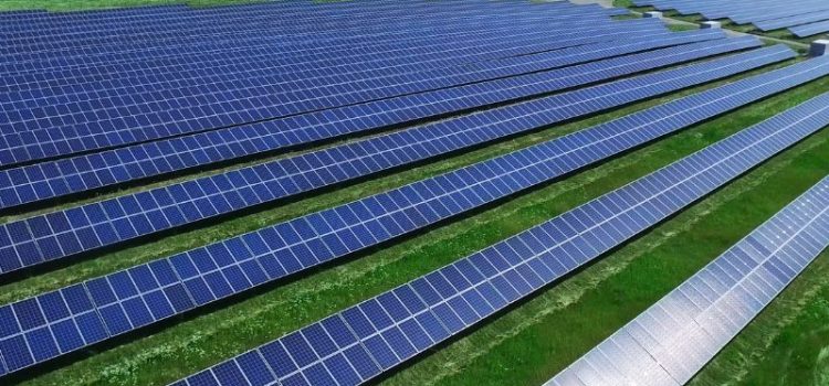 MT enfrenta excesso de energia solar e rede pode sofrer apagões, diz ONS