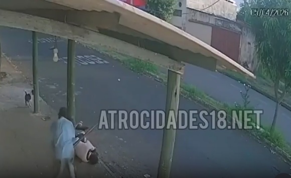 Morador de rua tem cabeça esmagada com cano de aço enquanto dormia na calçada; vídeo