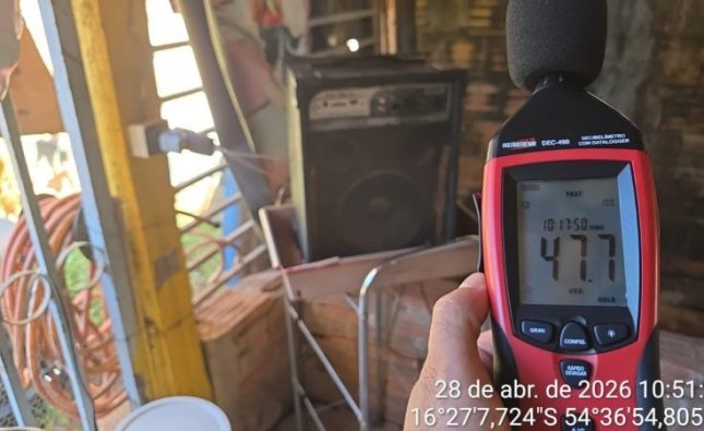 Moradora faz farra com som alto, atormenta vizinhos e peita a PM em Rondonópolis