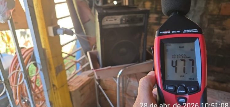 Moradora faz farra com som alto, atormenta vizinhos e peita a PM em Rondonópolis