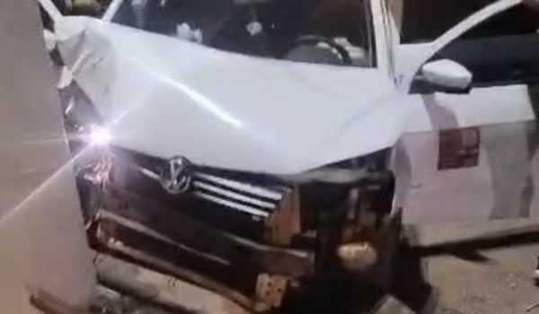 Motorista de aplicativo fica ferido após colidir fortemente contra poste na Avenida dos Estudantes; vídeo