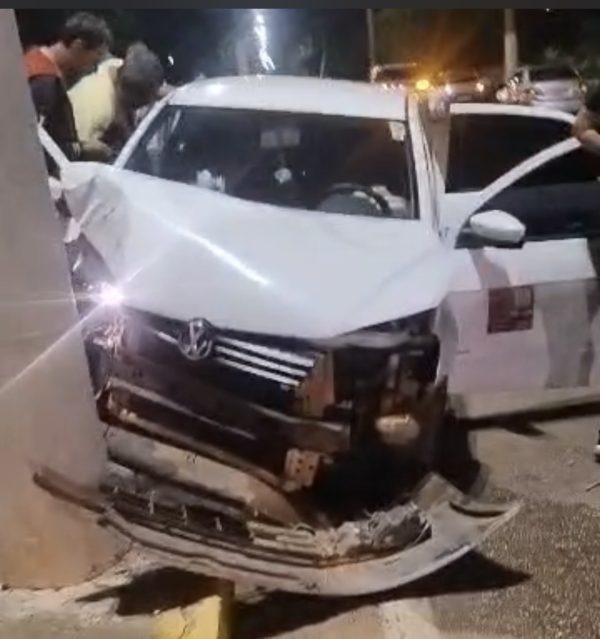 Motorista de aplicativo fica ferido após colidir fortemente contra poste na Avenida dos Estudantes; vídeo