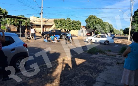 Motorista invade preferencial e acerta em cheio motociclista com filho a caminho da escola em Rondonópolis; imagens